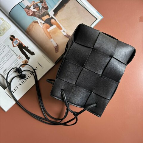 ::BOTTEGA VENETA:: Cassette Bucket Bag BV黑色牛皮大編織肩/斜背水桶包 3x4編織格水桶包