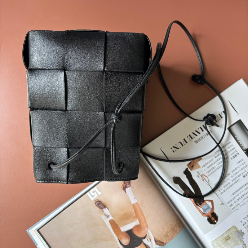 ::BOTTEGA VENETA:: Cassette Bucket Bag BV黑色牛皮大編織肩/斜背水桶包 3x4編織格水桶包-1