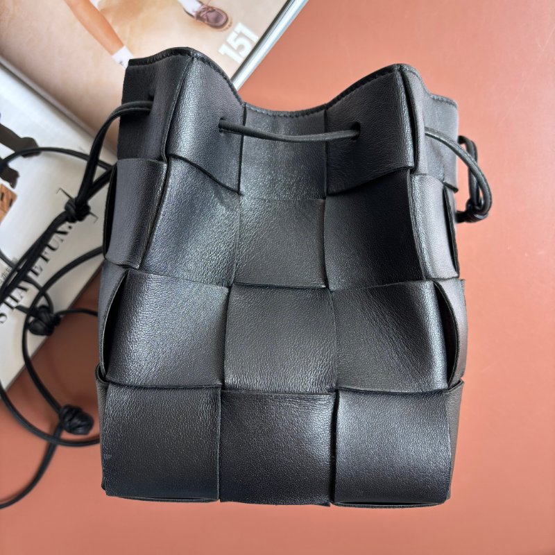 ::BOTTEGA VENETA:: Cassette Bucket Bag BV黑色牛皮大編織肩/斜背水桶包 3x4編織格水桶包-2