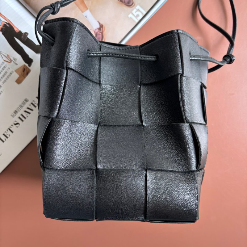 ::BOTTEGA VENETA:: Cassette Bucket Bag BV黑色牛皮大編織肩/斜背水桶包 3x4編織格水桶包-3