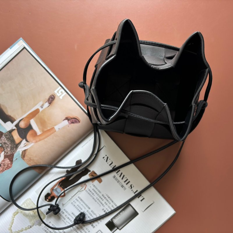 ::BOTTEGA VENETA:: Cassette Bucket Bag BV黑色牛皮大編織肩/斜背水桶包 3x4編織格水桶包-4