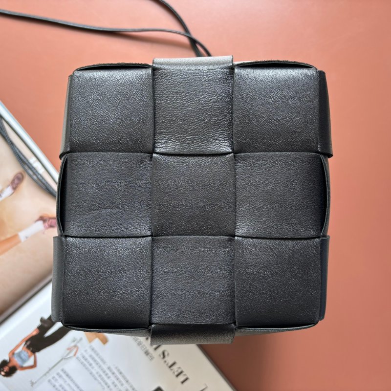 ::BOTTEGA VENETA:: Cassette Bucket Bag BV黑色牛皮大編織肩/斜背水桶包 3x4編織格水桶包-5