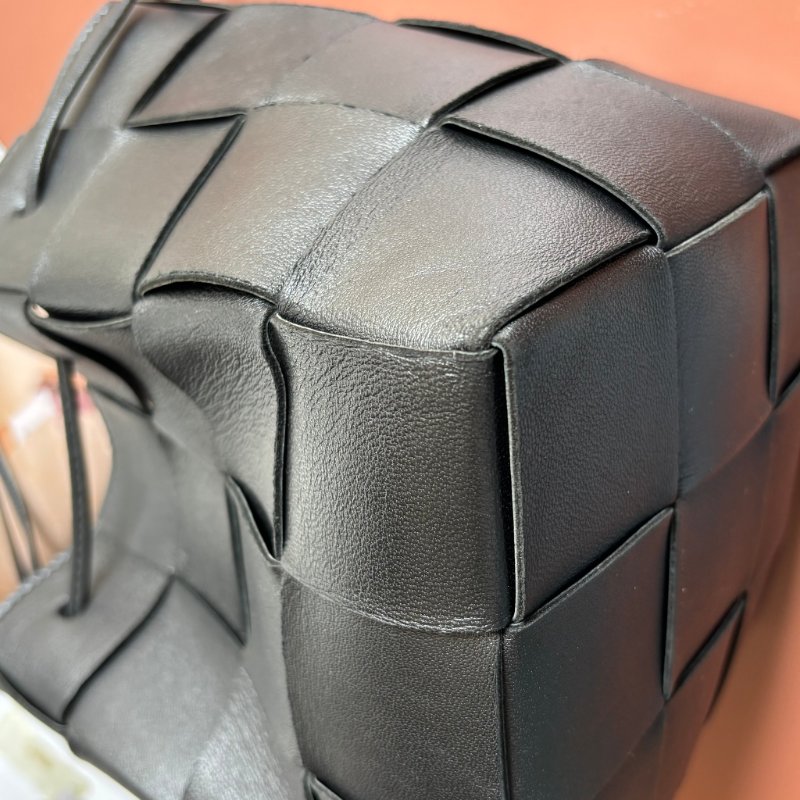 ::BOTTEGA VENETA:: Cassette Bucket Bag BV黑色牛皮大編織肩/斜背水桶包 3x4編織格水桶包-6