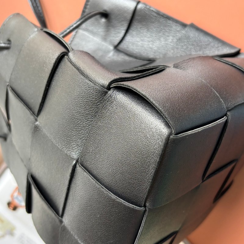 ::BOTTEGA VENETA:: Cassette Bucket Bag BV黑色牛皮大編織肩/斜背水桶包 3x4編織格水桶包-7