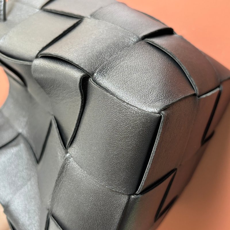 ::BOTTEGA VENETA:: Cassette Bucket Bag BV黑色牛皮大編織肩/斜背水桶包 3x4編織格水桶包-8