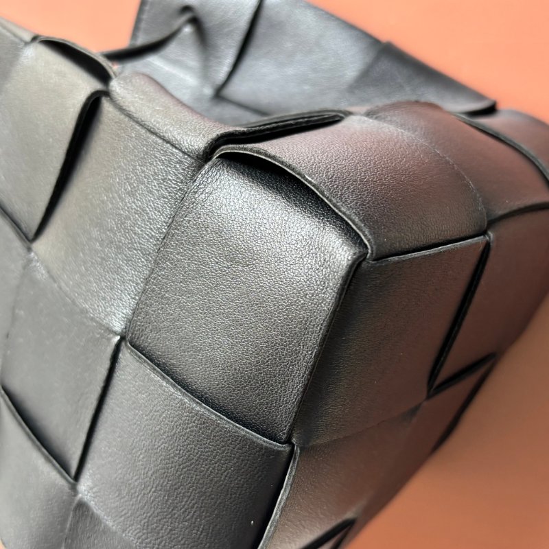 ::BOTTEGA VENETA:: Cassette Bucket Bag BV黑色牛皮大編織肩/斜背水桶包 3x4編織格水桶包-9