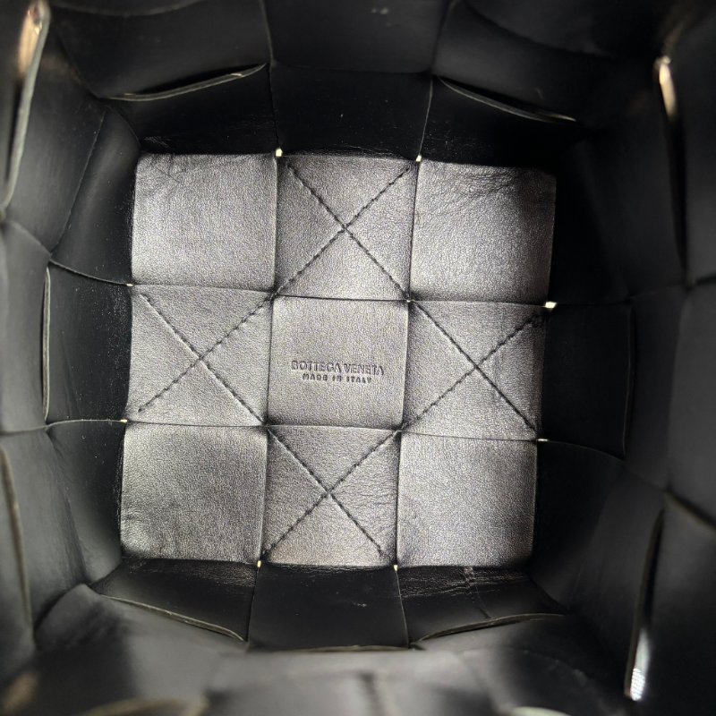 ::BOTTEGA VENETA:: Cassette Bucket Bag BV黑色牛皮大編織肩/斜背水桶包 3x4編織格水桶包-10