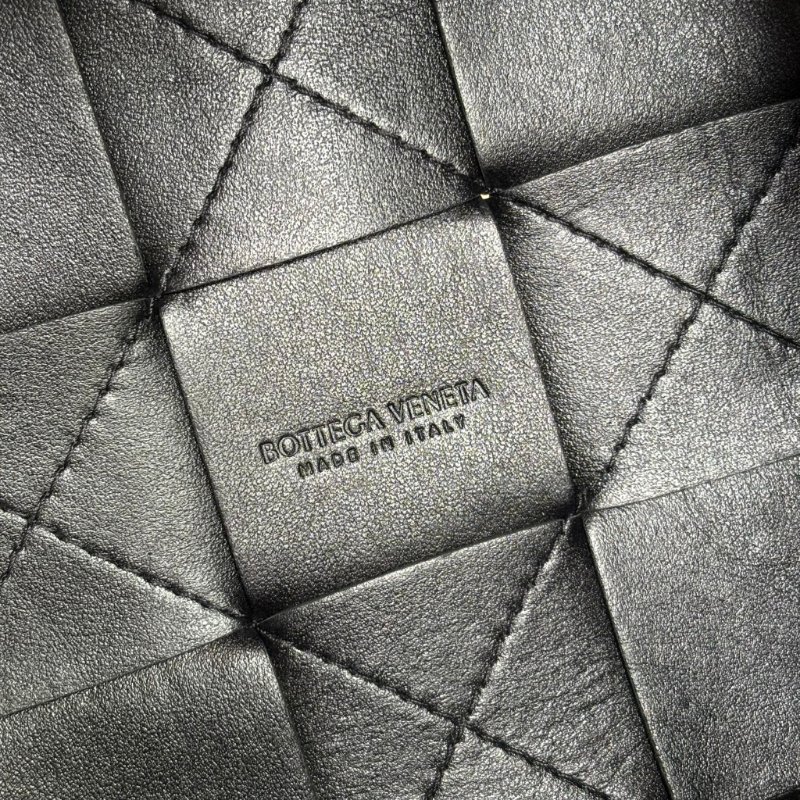 ::BOTTEGA VENETA:: Cassette Bucket Bag BV黑色牛皮大編織肩/斜背水桶包 3x4編織格水桶包-11