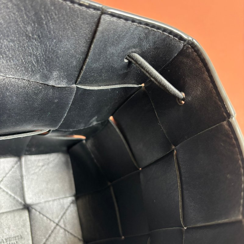 ::BOTTEGA VENETA:: Cassette Bucket Bag BV黑色牛皮大編織肩/斜背水桶包 3x4編織格水桶包-12