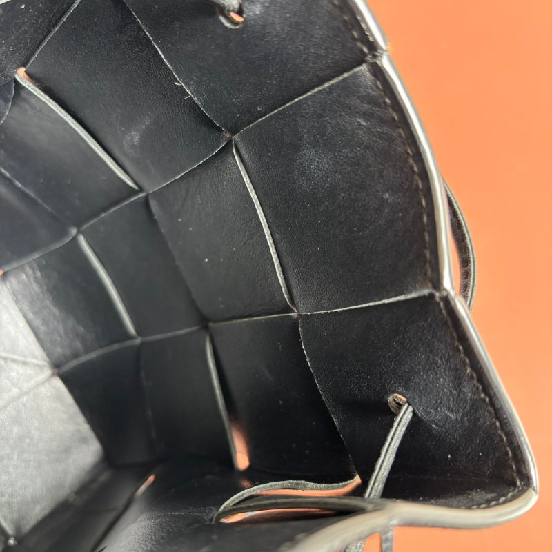 ::BOTTEGA VENETA:: Cassette Bucket Bag BV黑色牛皮大編織肩/斜背水桶包 3x4編織格水桶包-13