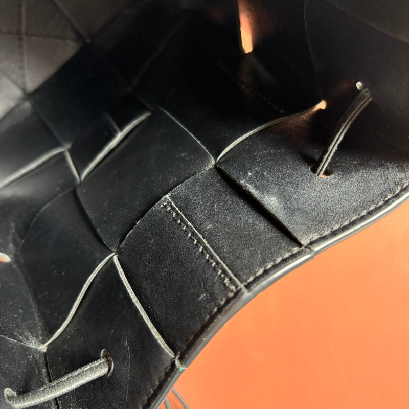 ::BOTTEGA VENETA:: Cassette Bucket Bag BV黑色牛皮大編織肩/斜背水桶包 3x4編織格水桶包-14