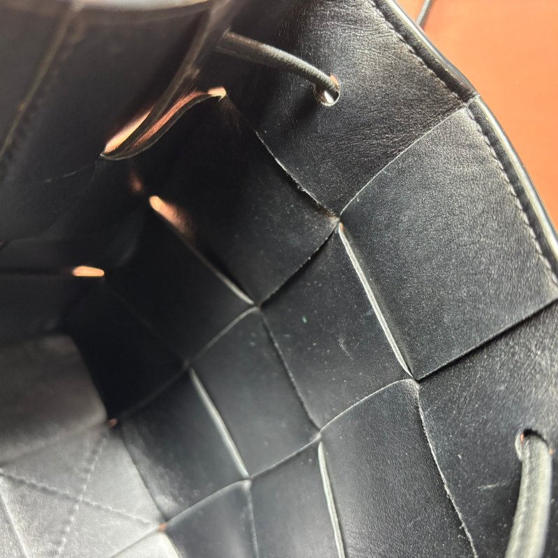 ::BOTTEGA VENETA:: Cassette Bucket Bag BV黑色牛皮大編織肩/斜背水桶包 3x4編織格水桶包-15