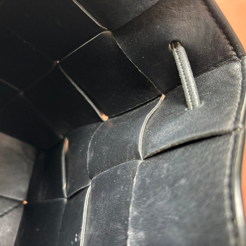 ::BOTTEGA VENETA:: Cassette Bucket Bag BV黑色牛皮大編織肩/斜背水桶包 3x4編織格水桶包-16