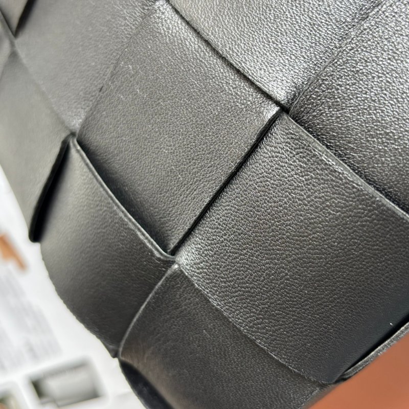 ::BOTTEGA VENETA:: Cassette Bucket Bag BV黑色牛皮大編織肩/斜背水桶包 3x4編織格水桶包-17