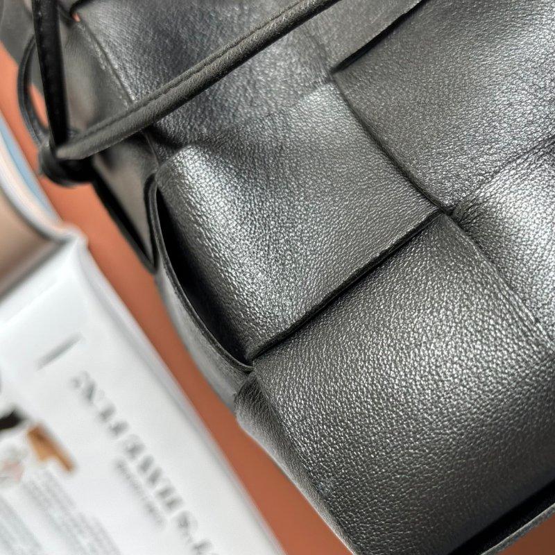 ::BOTTEGA VENETA:: Cassette Bucket Bag BV黑色牛皮大編織肩/斜背水桶包 3x4編織格水桶包-18