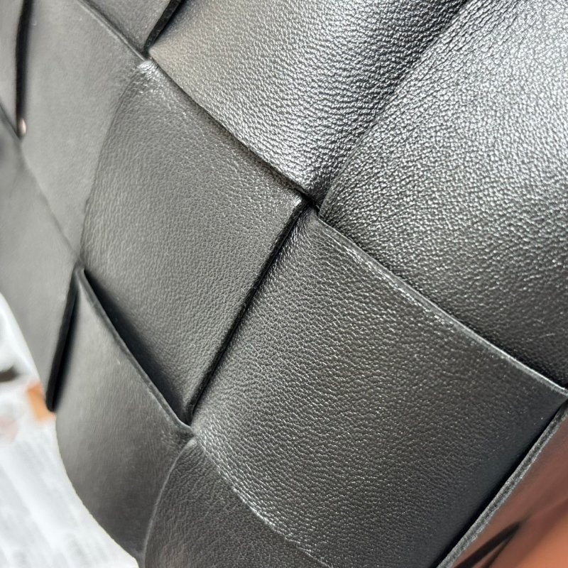 ::BOTTEGA VENETA:: Cassette Bucket Bag BV黑色牛皮大編織肩/斜背水桶包 3x4編織格水桶包-19