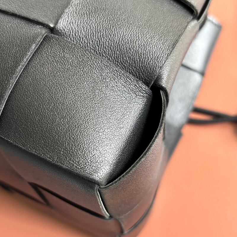 ::BOTTEGA VENETA:: Cassette Bucket Bag BV黑色牛皮大編織肩/斜背水桶包 3x4編織格水桶包-20