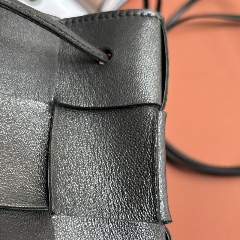 ::BOTTEGA VENETA:: Cassette Bucket Bag BV黑色牛皮大編織肩/斜背水桶包 3x4編織格水桶包-21