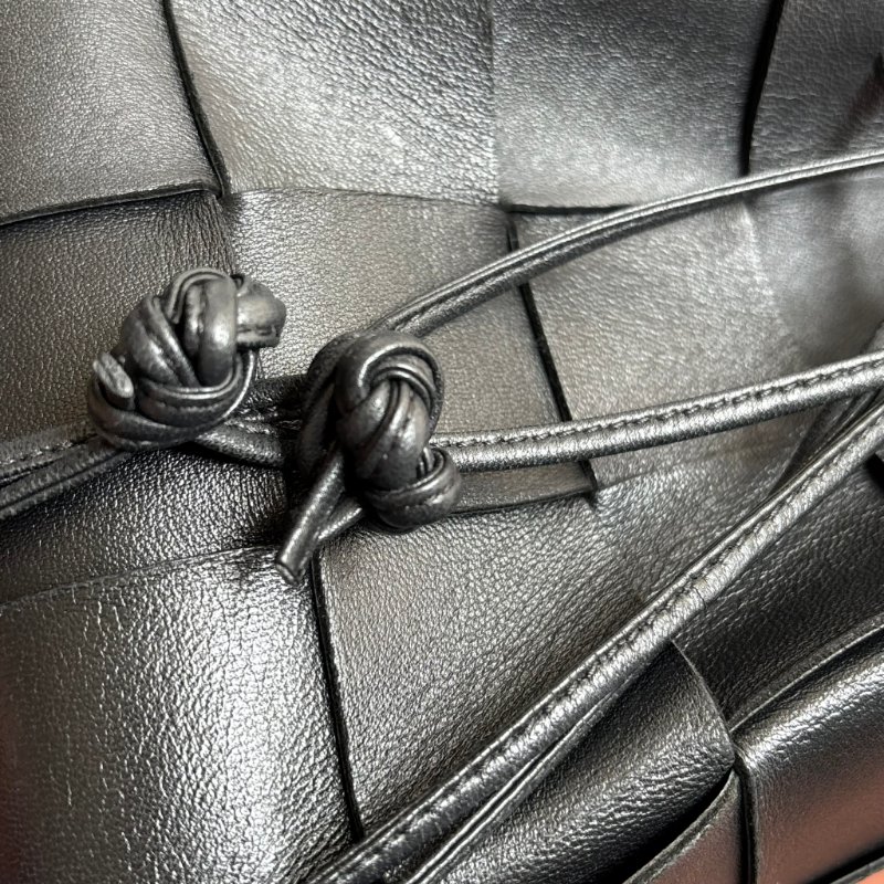 ::BOTTEGA VENETA:: Cassette Bucket Bag BV黑色牛皮大編織肩/斜背水桶包 3x4編織格水桶包-22