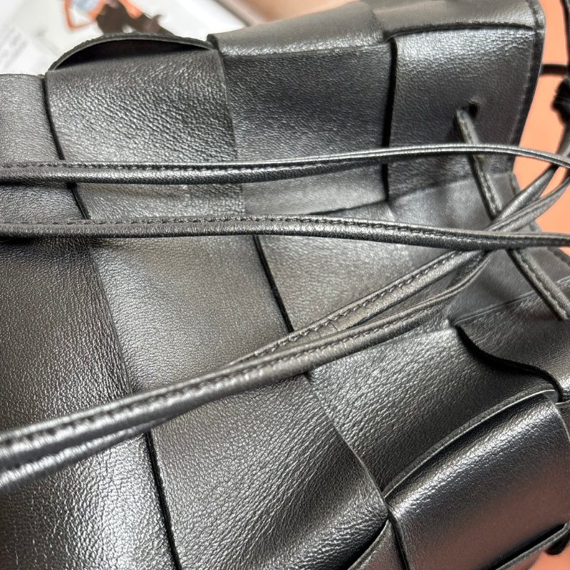 ::BOTTEGA VENETA:: Cassette Bucket Bag BV黑色牛皮大編織肩/斜背水桶包 3x4編織格水桶包-23