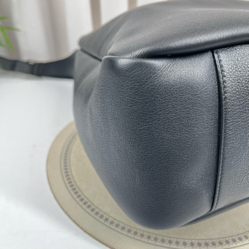 SAINT LAURENT聖羅蘭 銀色Logo鉤扣開合 黑色柔軟粒面牛皮 Hobo流浪包手提單肩包-9