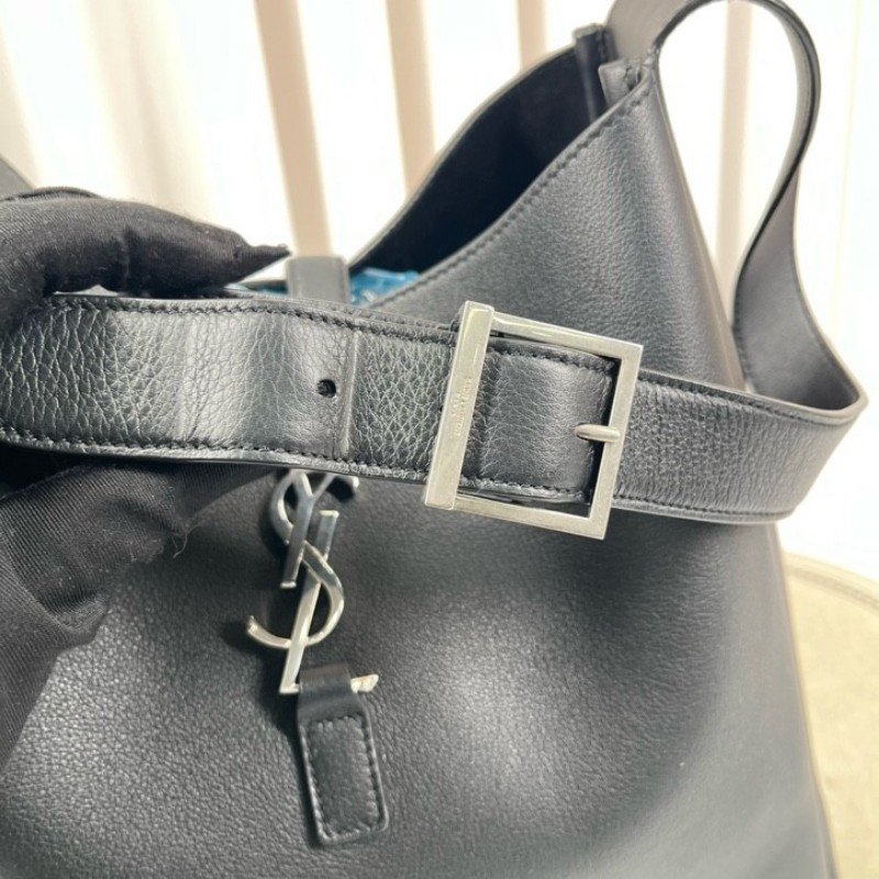 SAINT LAURENT聖羅蘭 銀色Logo鉤扣開合 黑色柔軟粒面牛皮 Hobo流浪包手提單肩包-12