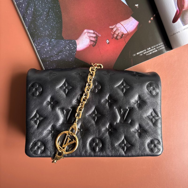 ::Louis Vuitton::LV M82116 Pochette Coussin Monogram 黑色羊皮壓花圖案圖樣 鏈帶肩背包-1