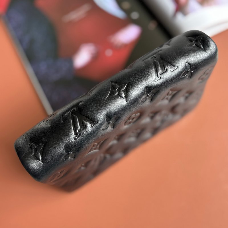 ::Louis Vuitton::LV M82116 Pochette Coussin Monogram 黑色羊皮壓花圖案圖樣 鏈帶肩背包-2