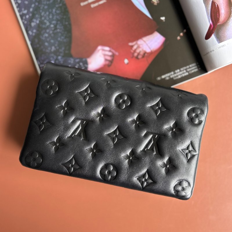 ::Louis Vuitton::LV M82116 Pochette Coussin Monogram 黑色羊皮壓花圖案圖樣 鏈帶肩背包-3