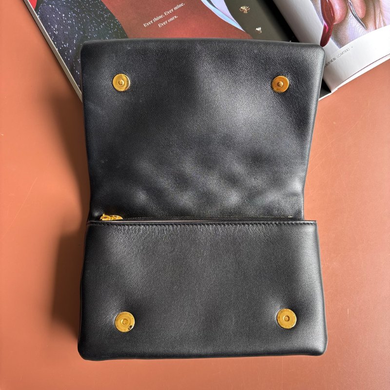 ::Louis Vuitton::LV M82116 Pochette Coussin Monogram 黑色羊皮壓花圖案圖樣 鏈帶肩背包-4