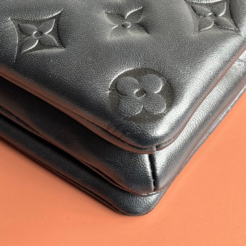 ::Louis Vuitton::LV M82116 Pochette Coussin Monogram 黑色羊皮壓花圖案圖樣 鏈帶肩背包-8