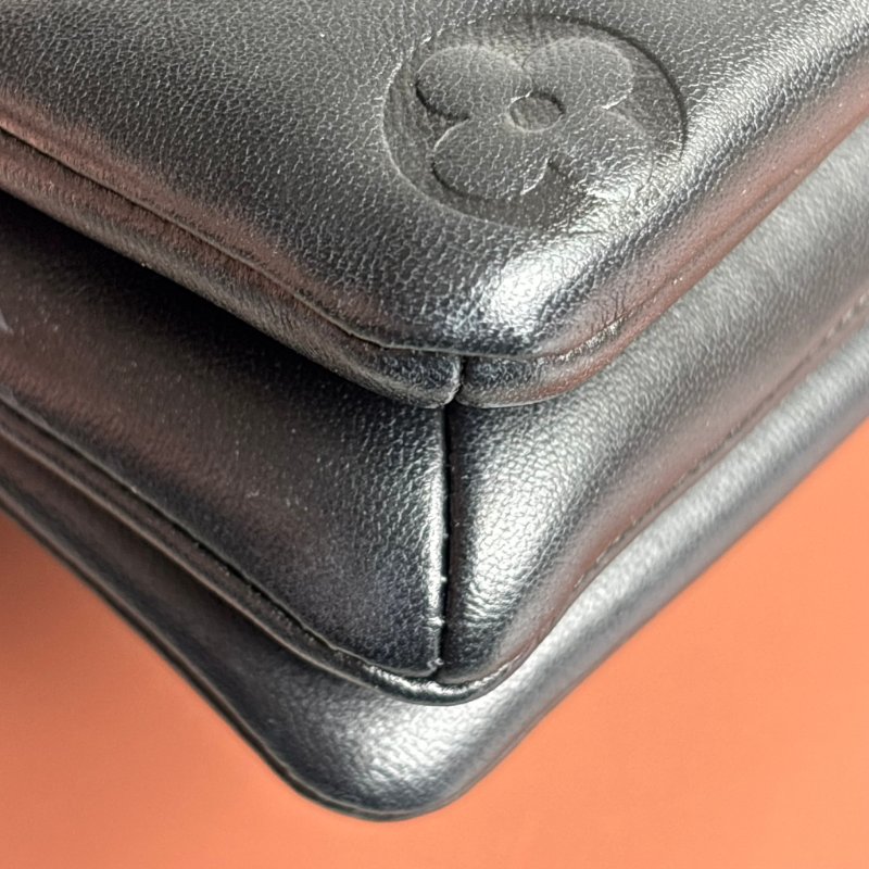 ::Louis Vuitton::LV M82116 Pochette Coussin Monogram 黑色羊皮壓花圖案圖樣 鏈帶肩背包-9