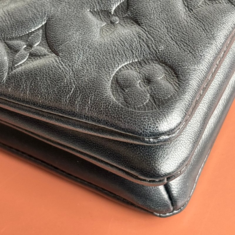 ::Louis Vuitton::LV M82116 Pochette Coussin Monogram 黑色羊皮壓花圖案圖樣 鏈帶肩背包-10