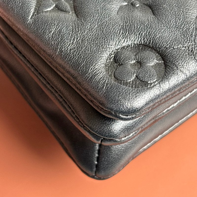 ::Louis Vuitton::LV M82116 Pochette Coussin Monogram 黑色羊皮壓花圖案圖樣 鏈帶肩背包-11