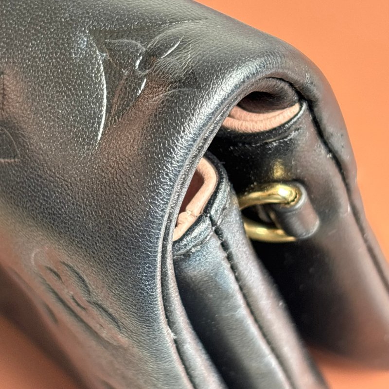 ::Louis Vuitton::LV M82116 Pochette Coussin Monogram 黑色羊皮壓花圖案圖樣 鏈帶肩背包-12