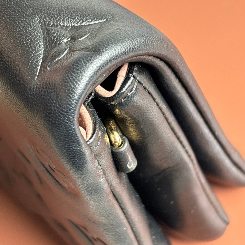 ::Louis Vuitton::LV M82116 Pochette Coussin Monogram 黑色羊皮壓花圖案圖樣 鏈帶肩背包-13