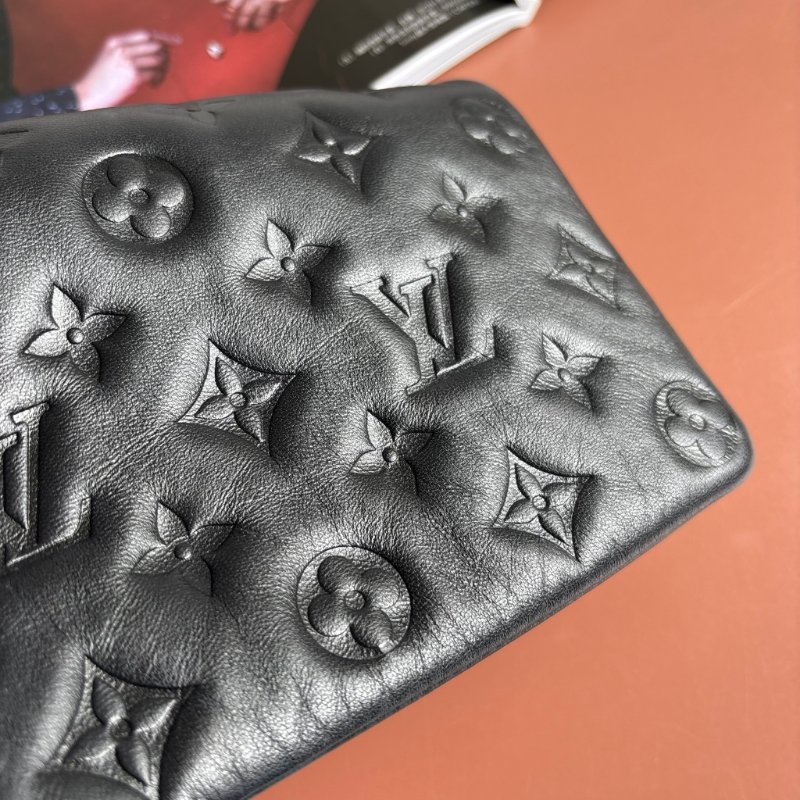 ::Louis Vuitton::LV M82116 Pochette Coussin Monogram 黑色羊皮壓花圖案圖樣 鏈帶肩背包-16