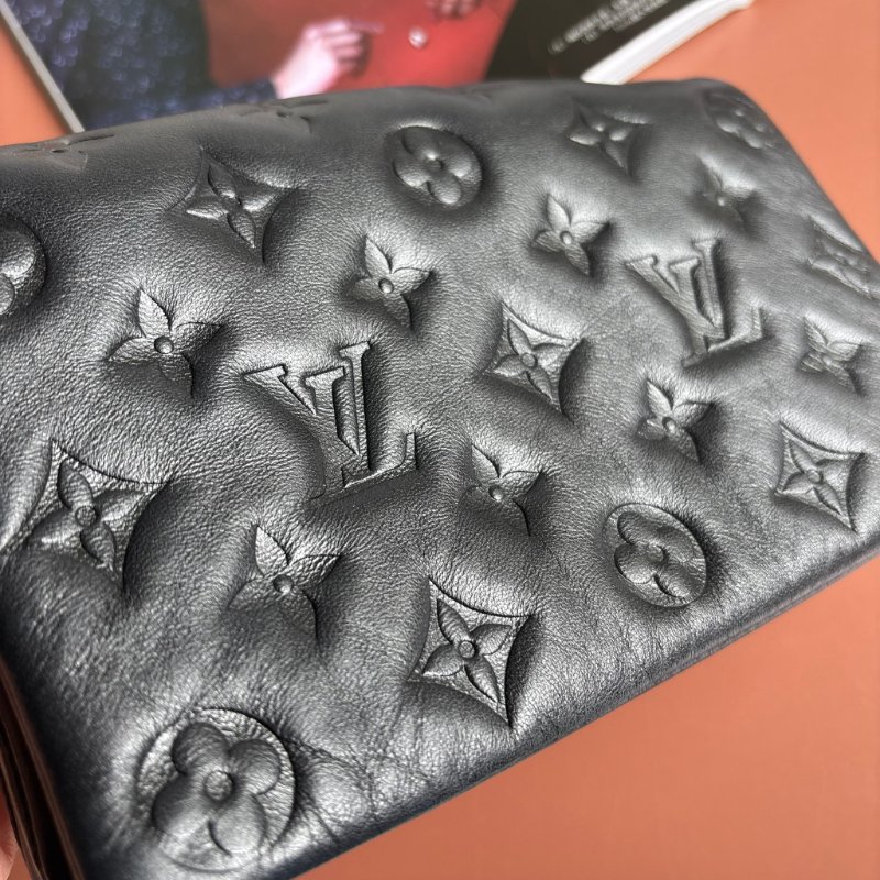 ::Louis Vuitton::LV M82116 Pochette Coussin Monogram 黑色羊皮壓花圖案圖樣 鏈帶肩背包-17