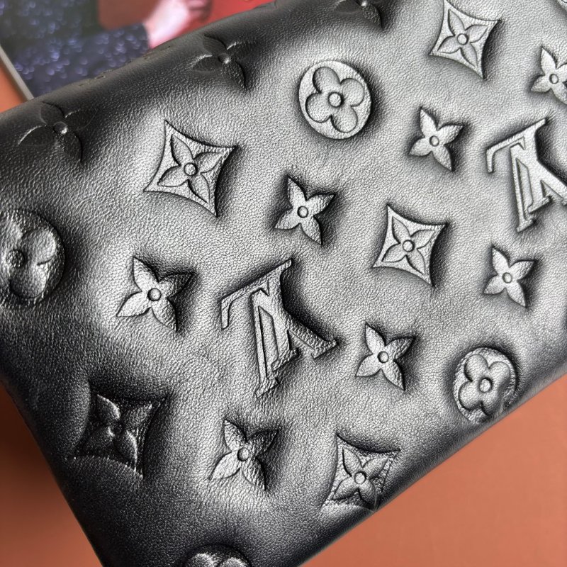 ::Louis Vuitton::LV M82116 Pochette Coussin Monogram 黑色羊皮壓花圖案圖樣 鏈帶肩背包-19