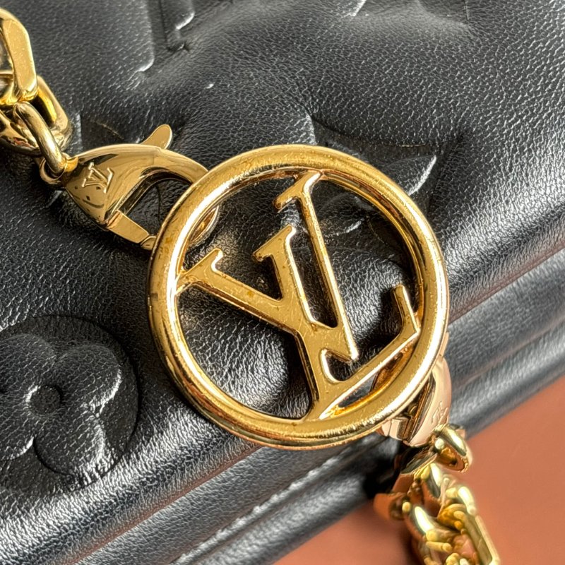::Louis Vuitton::LV M82116 Pochette Coussin Monogram 黑色羊皮壓花圖案圖樣 鏈帶肩背包-20