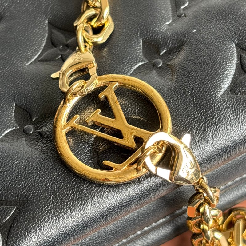 ::Louis Vuitton::LV M82116 Pochette Coussin Monogram 黑色羊皮壓花圖案圖樣 鏈帶肩背包-21