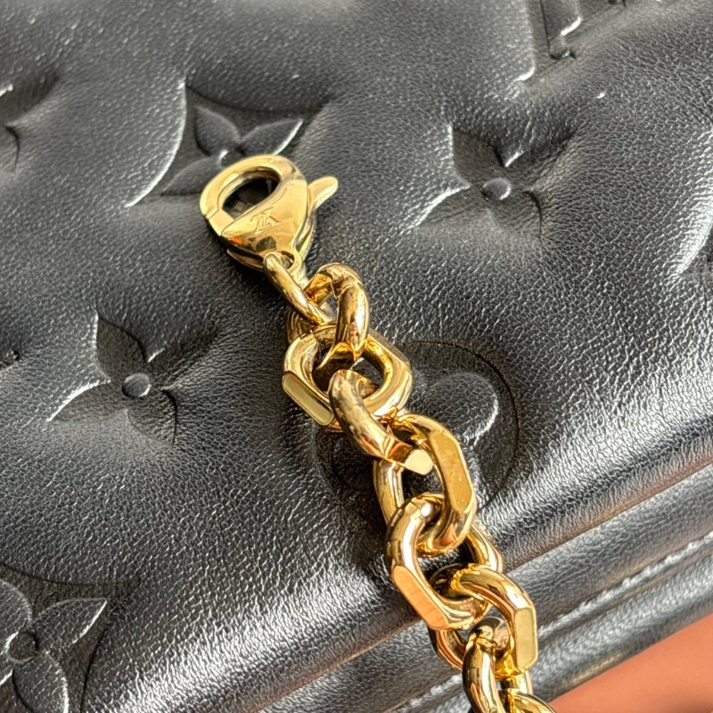 ::Louis Vuitton::LV M82116 Pochette Coussin Monogram 黑色羊皮壓花圖案圖樣 鏈帶肩背包-23