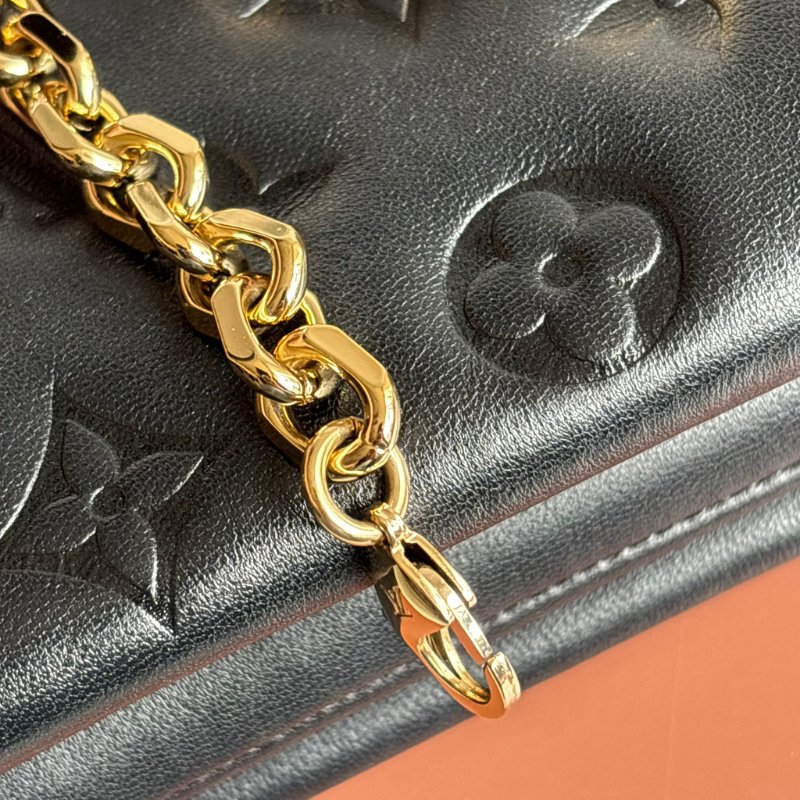::Louis Vuitton::LV M82116 Pochette Coussin Monogram 黑色羊皮壓花圖案圖樣 鏈帶肩背包-25