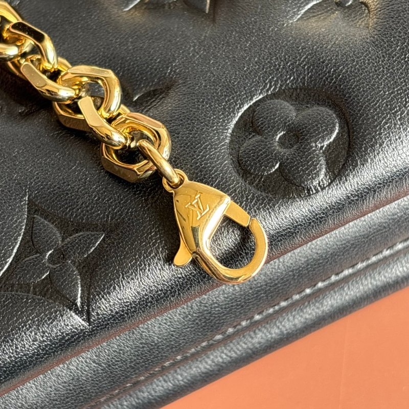 ::Louis Vuitton::LV M82116 Pochette Coussin Monogram 黑色羊皮壓花圖案圖樣 鏈帶肩背包-26