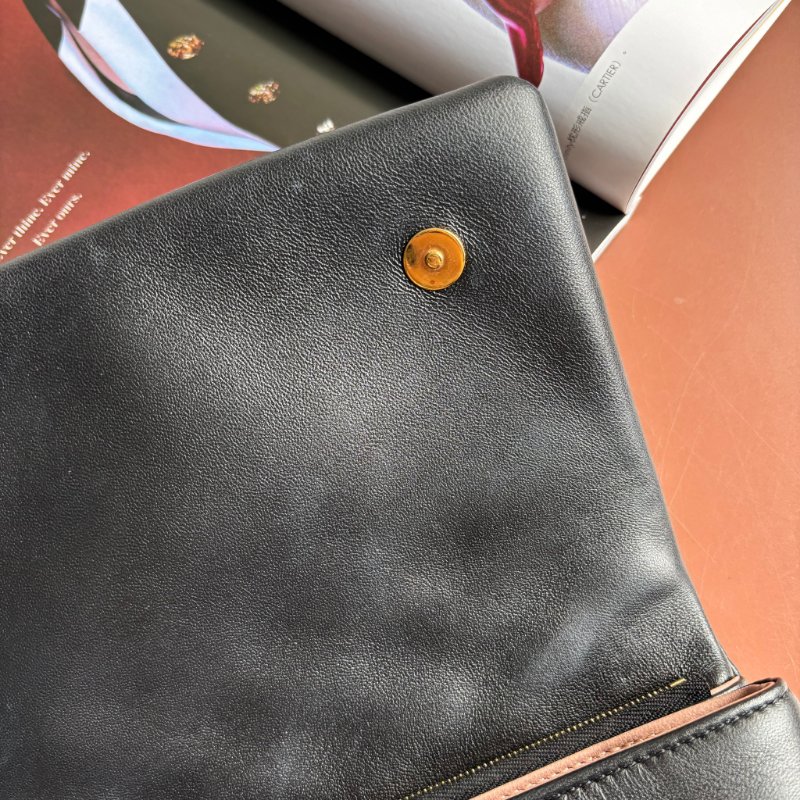 ::Louis Vuitton::LV M82116 Pochette Coussin Monogram 黑色羊皮壓花圖案圖樣 鏈帶肩背包-30