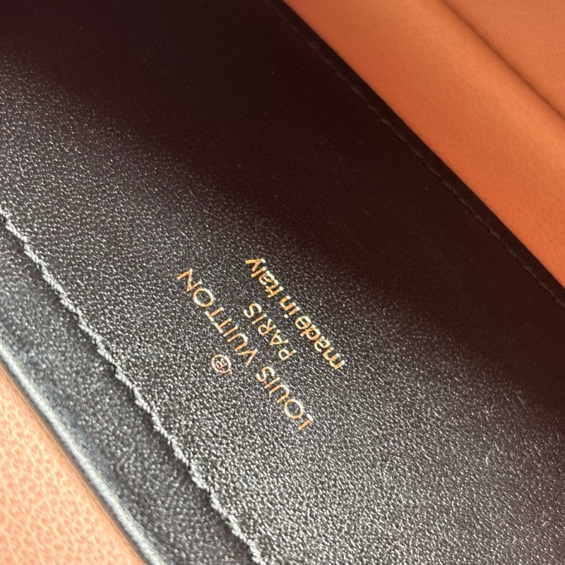 ::Louis Vuitton::LV M82116 Pochette Coussin Monogram 黑色羊皮壓花圖案圖樣 鏈帶肩背包-31