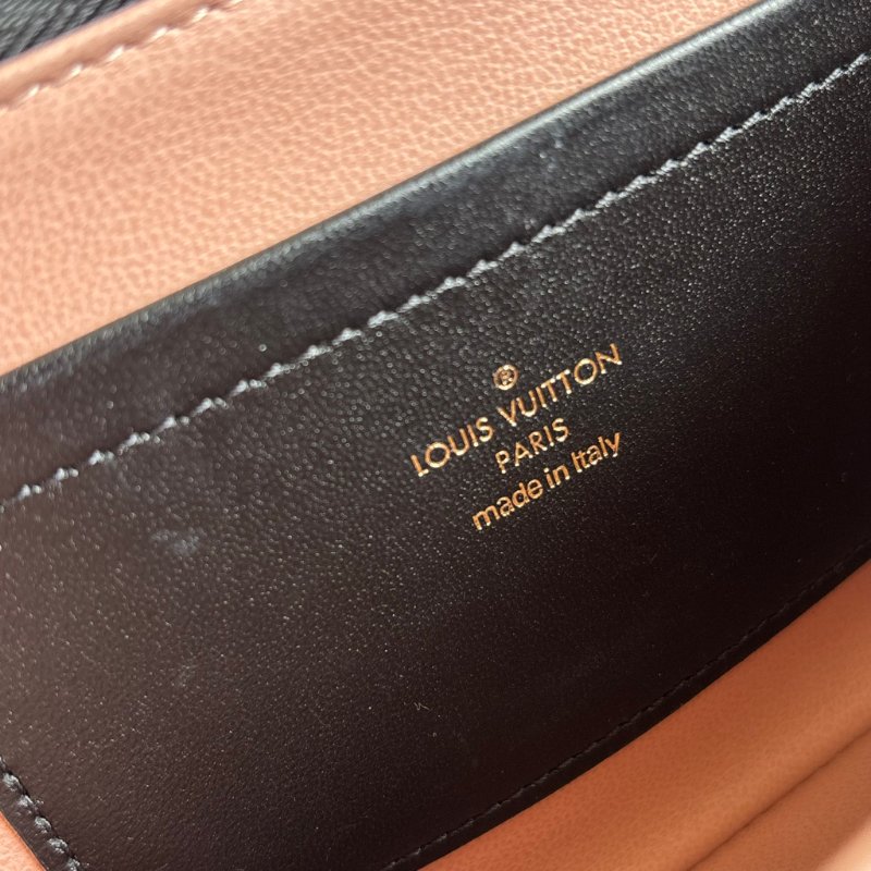 ::Louis Vuitton::LV M82116 Pochette Coussin Monogram 黑色羊皮壓花圖案圖樣 鏈帶肩背包-32