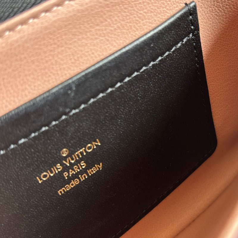 ::Louis Vuitton::LV M82116 Pochette Coussin Monogram 黑色羊皮壓花圖案圖樣 鏈帶肩背包-33