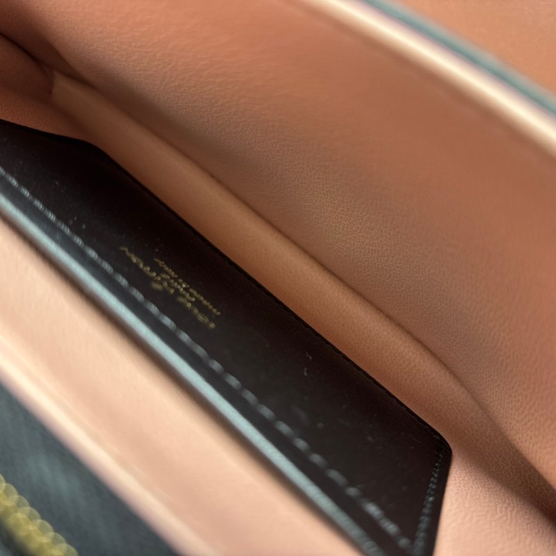 ::Louis Vuitton::LV M82116 Pochette Coussin Monogram 黑色羊皮壓花圖案圖樣 鏈帶肩背包-34