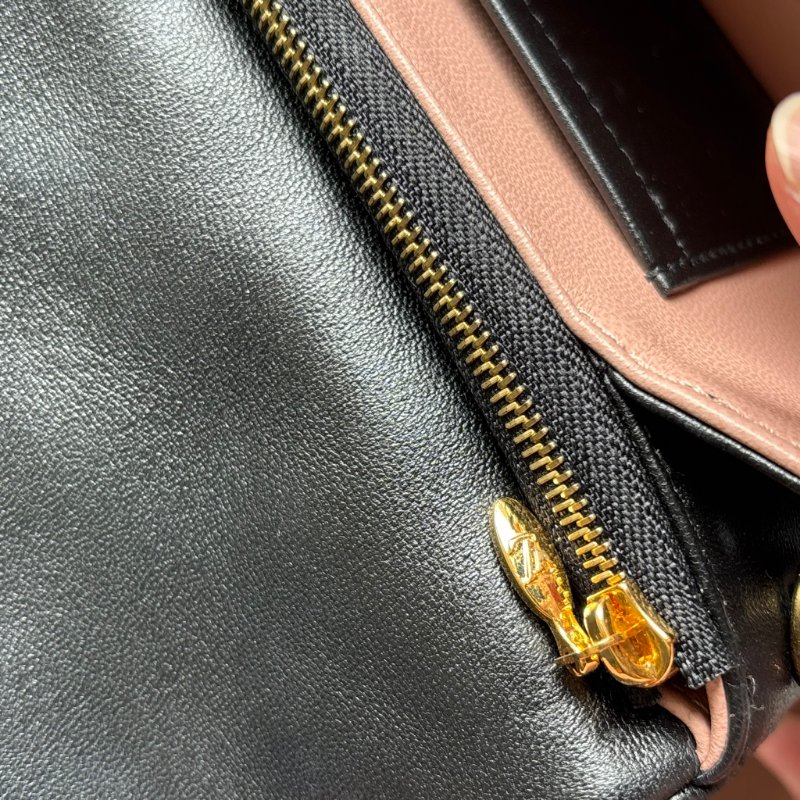 ::Louis Vuitton::LV M82116 Pochette Coussin Monogram 黑色羊皮壓花圖案圖樣 鏈帶肩背包-35